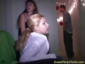 महिलाओं की टोपी लगा  ...