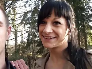 बड़े बिस्तर पर दो मि ...